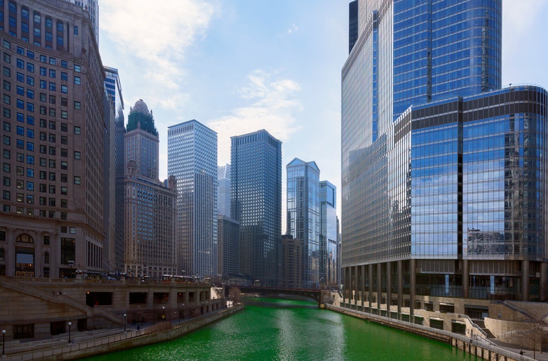 Der grüne Chicago River am St. Patrick's Day in den USA